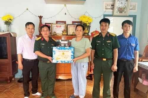 Lữ đoàn Công binh 293 tặng quà Tết cho các gia đình chính sách