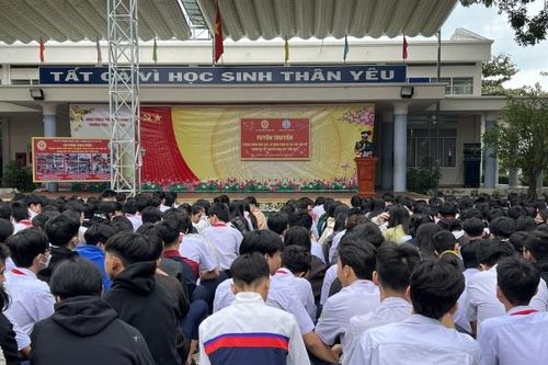 Tuyên truyền phòng chống mua bán, sử dụng pháo nổ và các vật liệu nổ cho học sinh