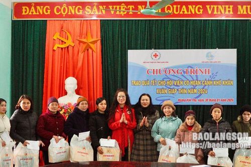 Tặng 20 suất quà cho hội viên phụ nữ nghèo tại huyện Bình Gia