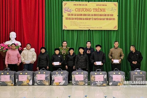 Lãnh đạo Công an tỉnh tặng quà tết tại huyện Bình Gia