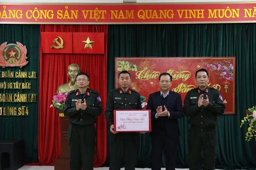 Phó Chủ tịch Thường trực UBND tỉnh Hoàng Quốc Khánh thăm, tặng quà các đơn vị trực tết