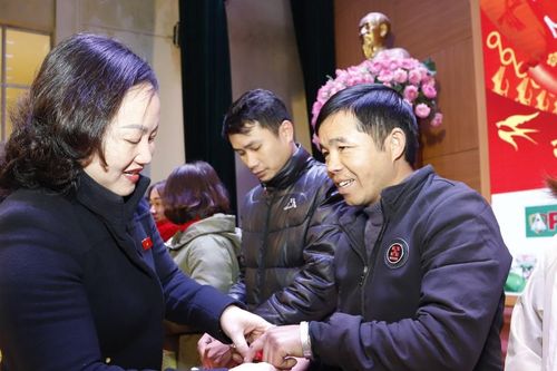 Liên đoàn Lao động thị xã Sa Pa tiếp nhận hơn 12 tỷ đồng chăm lo tết cho đoàn viên, người lao động