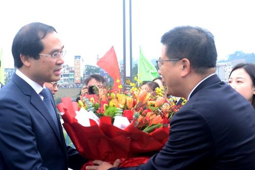 Đoàn đại biểu tỉnh Lào Cai (Việt Nam) xuất cảnh tham dự Chương trình giao lưu văn nghệ chào Xuân qua biên giới tại tỉnh Vân Nam (Trung Quốc)