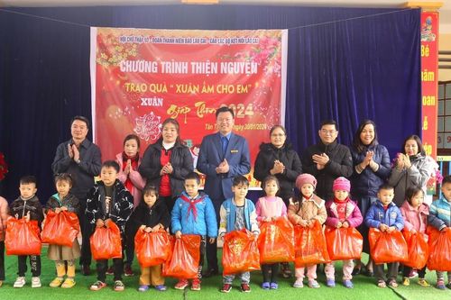 Trao 155 suất quà cho học sinh mầm non có hoàn cảnh khó khăn tại xã Tân Thượng