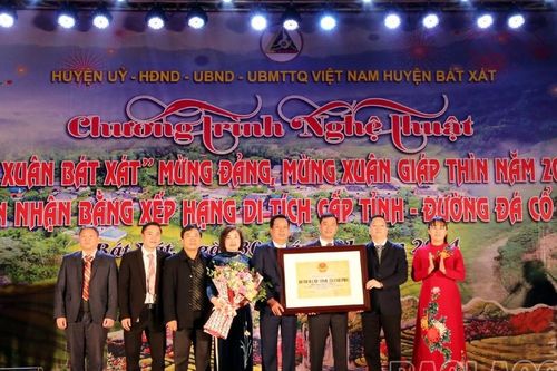 Huyện Bát Xát đón Bằng công nhận Đường đá cổ Pavie là di tích danh lam, thắng cảnh cấp tỉnh
