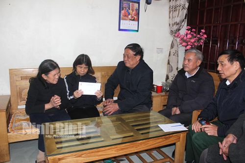 Thăm, tặng quà nạn nhân chất độc da cam nhân dịp Tết Nguyên đán Giáp Thìn