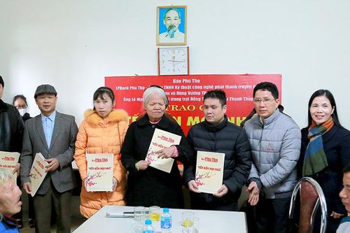 Trao quà 'Tết đến mọi nhà' cho hội viên Hội người mù thành phố Việt Trì
