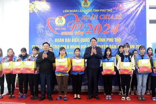 Trao quà Tết cho công nhân lao động có hoàn cảnh khó khăn tại Khu công nghiệp Cẩm Khê