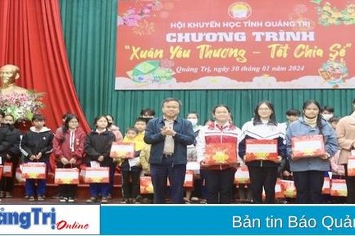 Tặng 146 suất quà Tết cho học sinh, sinh viên nghèo hiếu học