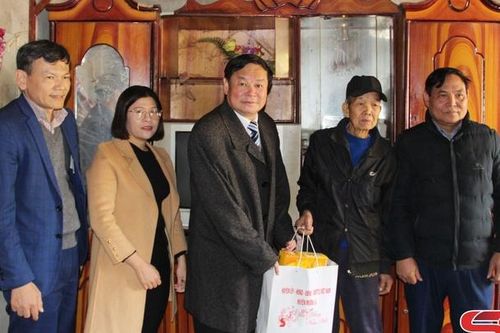 Lãnh đạo huyện Mường La tặng quà tết cho người có công, gia đình chính sách