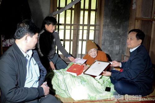 Phó Chủ tịch UBND tỉnh Nguyễn Thế Giang tặng quà người có công, người cao tuổi huyện Lâm Bình