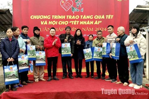Hội chợ 'Tết nhân ái' Xuân Giáp Thìn năm 2024 huyện Sơn Dương