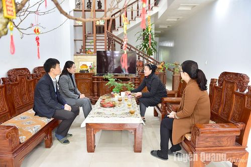 Đồng chí Lê Thị Kim Dung, Phó Bí thư Thường trực Tỉnh ủy, Chủ tịch HĐND tỉnh thăm, chúc Tết gia đình cố Bí thư Tỉnh ủy Lê Hạnh