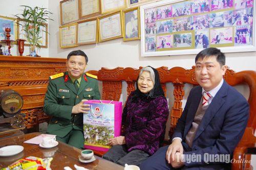 Đồng chí Chỉ huy trưởng Bộ CHQS tỉnh tặng quà Tết tại huyện Sơn Dương