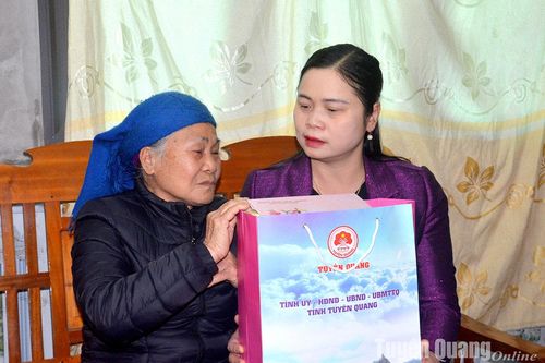 Đồng chí Phó Trưởng đoàn chuyên trách Đoàn đại biểu Quốc hội tỉnh Ma Thị Thúy trao quà Tết tại huyện Chiêm Hóa