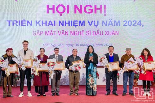 Đẩy mạnh hoạt động sáng tác gắn với tổng kết 50 năm nền văn học nghệ thuật