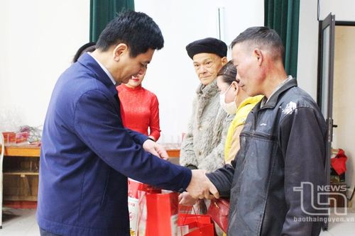 Hội đồng Dân tộc của Quốc hội tặng quà hộ nghèo tại Đồng Hỷ, Võ Nhai