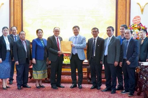 Đoàn đại biểu tỉnh Champasak - Lào thăm, chúc tết tại Thừa Thiên Huế