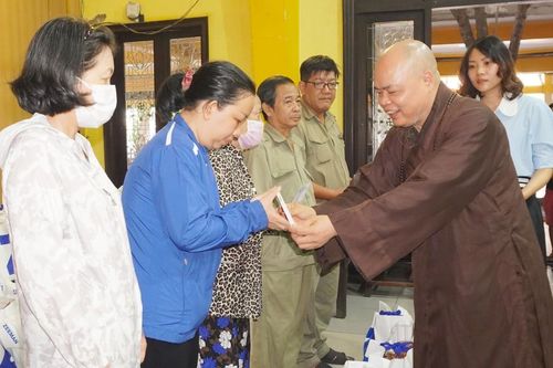 Chùa Vĩnh Nghiêm tặng quà 'Tết yêu thương' đến bà con địa phương