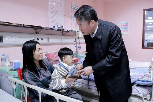 Tổng Giám đốc BHXH Việt Nam trao quà cho bệnh nhân BHYT khó khăn đang điều trị tại Hà Nội
