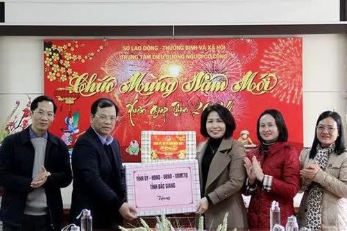 Bắc Giang: Lãnh đạo tỉnh thăm, tặng quà Người có công nhân dịp đón Tết Nguyên đán Giáp Thìn