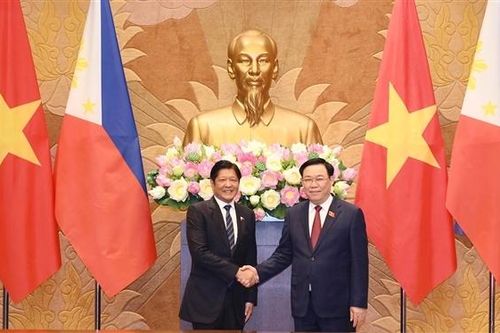 Chủ tịch Quốc hội Vương Đình Huệ hội kiến Tổng thống Philippines