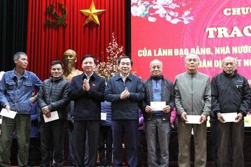 Phó Chủ tịch Quốc hội Nguyễn Khắc Định thăm, tặng quà Tết cho hộ nghèo, có hoàn cảnh khó khăn tại huyện Kiến Xương, Thái Bình