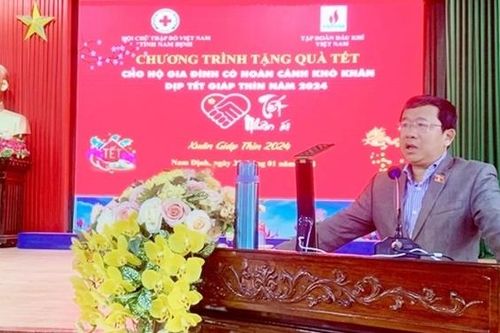 Chủ nhiệm Ủy ban Đối ngoại Vũ Hải Hà trao quà Tết tặng người có hoàn cảnh khó khăn tại Nam Định
