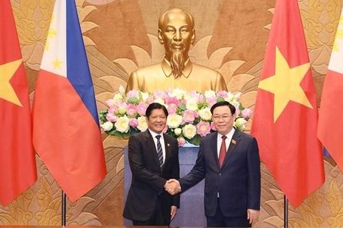 Chủ tịch Quốc hội Vương Đình Huệ hội kiến Tổng thống Philippines