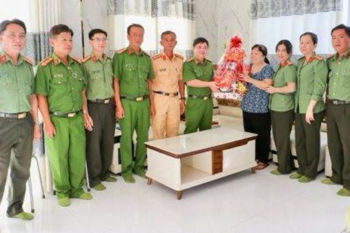 Công an Cần Thơ thăm, chúc Tết các lãnh đạo và Công an thành phố đã nghỉ hưu
