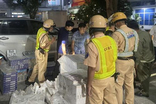 Bỏ lại ô tô và 10.400 gói thuốc lá lậu chạy trốn