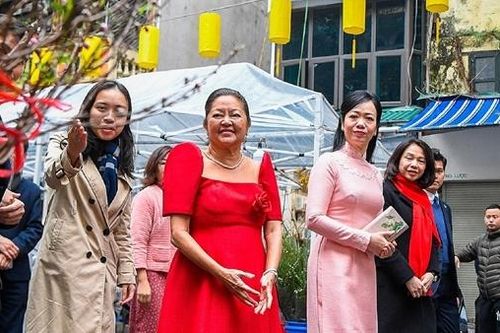 Phu nhân Chủ tịch nước và Phu nhân Tổng thống Philippines thăm chợ Tết phố cổ Hà Nội