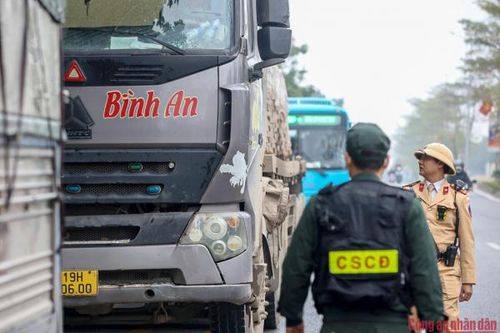 Căng mình trong gió rét bảo đảm an toàn giao thông tuyến quốc lộ