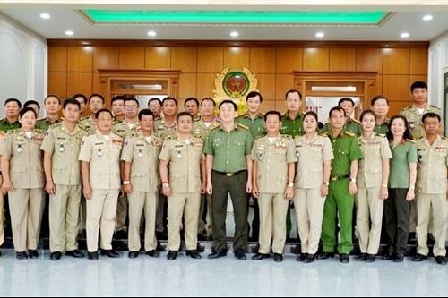 Ty Công an Svay Riêng chúc Tết Công an tỉnh Long An