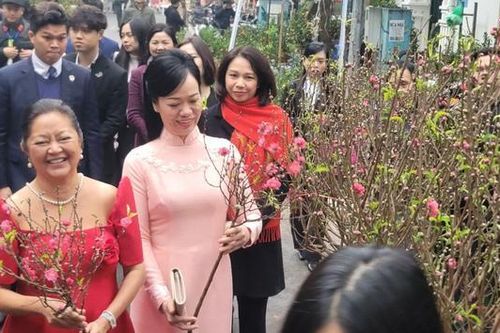 Phu nhân Chủ tịch nước và phu nhân Tổng thống Philippinnes thăm chợ hoa phố Hàng Lược