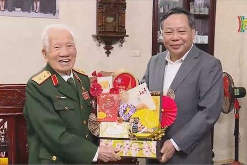 Phó Bí thư Thành ủy chúc Tết gia đình lão thành cách mạng