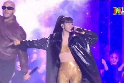 Lisa lần đầu diễn live cùng DJ Snake
