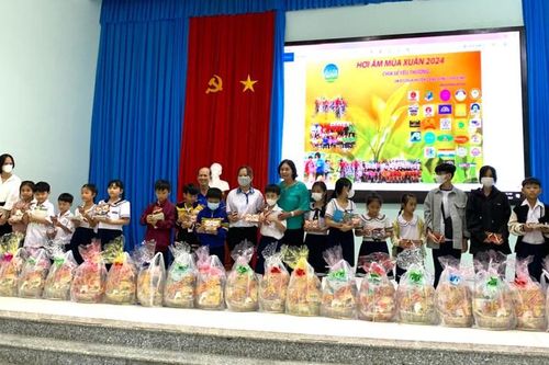 Trà Vinh: Trao 413 suất quà Tết tặng học sinh mồ côi