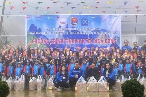 Trao quà 'Tết yêu thương' cho học sinh vùng sâu Sa Pa
