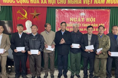 Trưởng Ban Dân vận Tỉnh ủy, Chủ tịch Ủy ban MTTQ tỉnh Hà Ngọc Giáp tặng quà tết cho hộ nghèo tại huyện Quảng Hòa