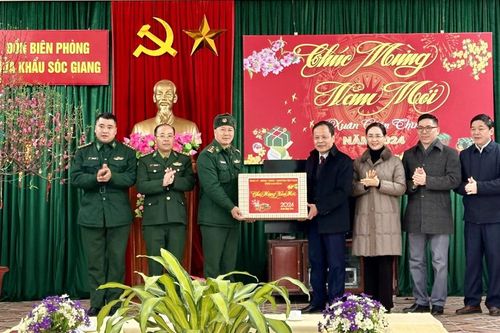 Phó Chủ tịch HĐND tỉnh Nông Thanh Tùng tặng quà Tết tại huyện Hà Quảng