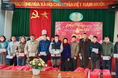 Tặng 80 suất quà Tết cho người khuyết tật, trẻ mồ côi huyện Hạ Lang