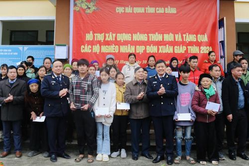 Cục Hải quan tỉnh hỗ trợ kinh phí xây dựng nông thôn mới, tặng quà Tết hộ nghèo tại huyện Quảng Hòa