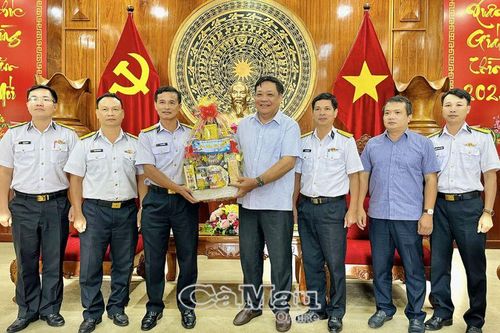 Bộ Tư lệnh Vùng 5 Hải quân chúc Tết Tỉnh ủy, UBND tỉnh Cà Mau