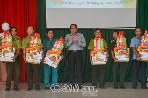 Thăm, chúc Tết các đơn vị quản lý bảo vệ rừng tràm; công nhân, lao động
