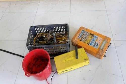 Phát hiện, xử lý 2 người đàn ông bắt giun đất bằng kích điện