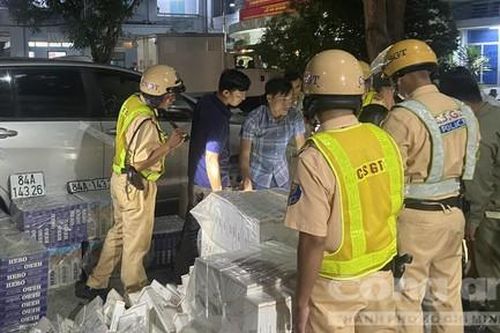 TPHCM: Nghẹt thở truy đuổi xe ôtô chở đầy thuốc lá lậu
