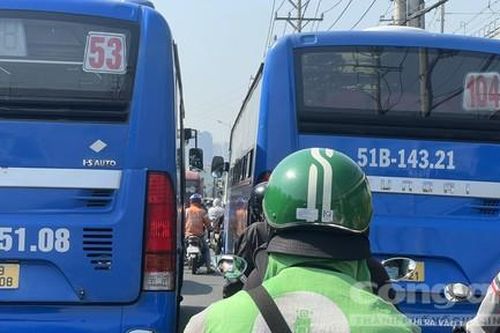 TPHCM: Ùn tắc nghiêm trọng trên đường Võ Nguyên Giáp, CSGT vất vả điều tiết