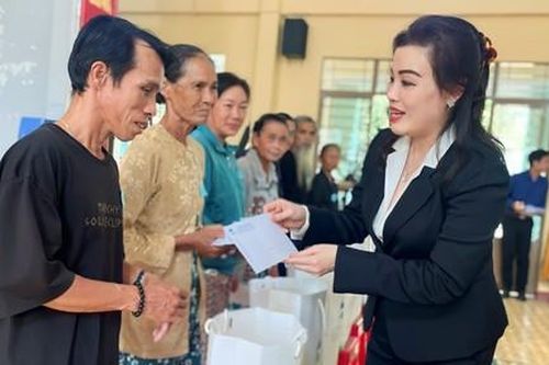 Ấm lòng từ những phần quà Tết đến 'đúng lúc, đúng người'