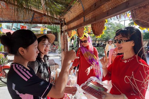 Phiên chợ Tết của lòng tự tin và tình yêu thương